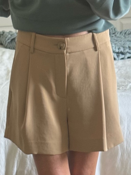 Vince Pants - Vince shorts. Tan size 6